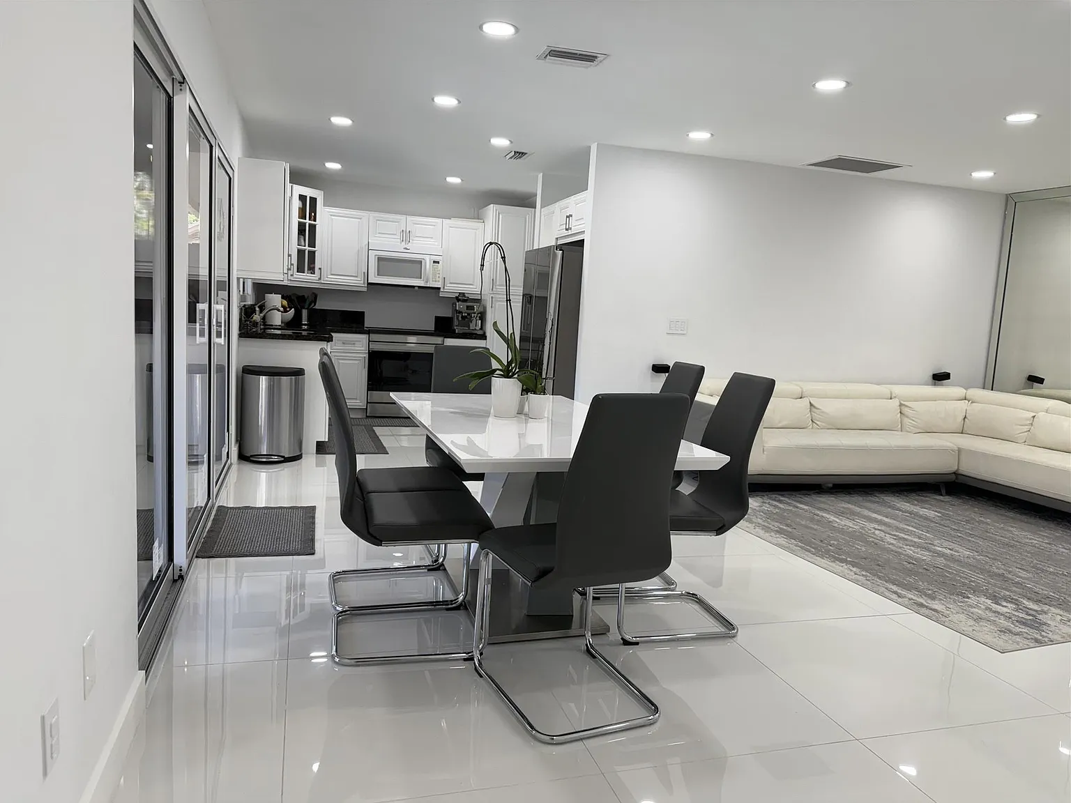3 bed, 2.0 bath, 1124 sqft, $3,195 — Photo 3