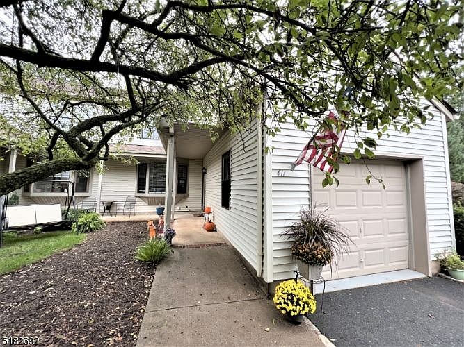 1st image of 411 Hawthorne Ct