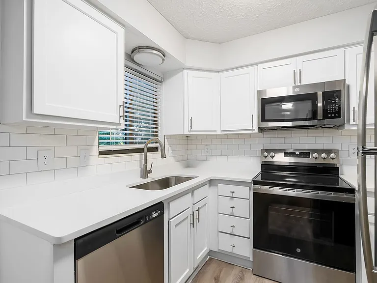 3085-3194 Griggsview Court — Photo 15