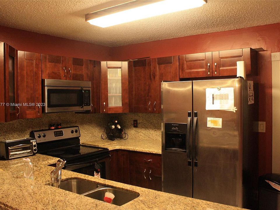2nd image of 2908 Edgehill Ln #2908