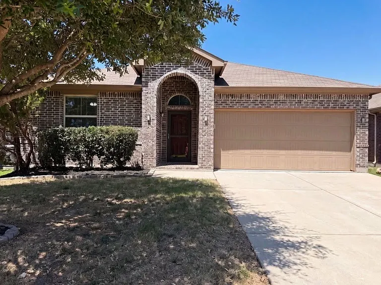 1008 Edgewater Dr — Photo 2