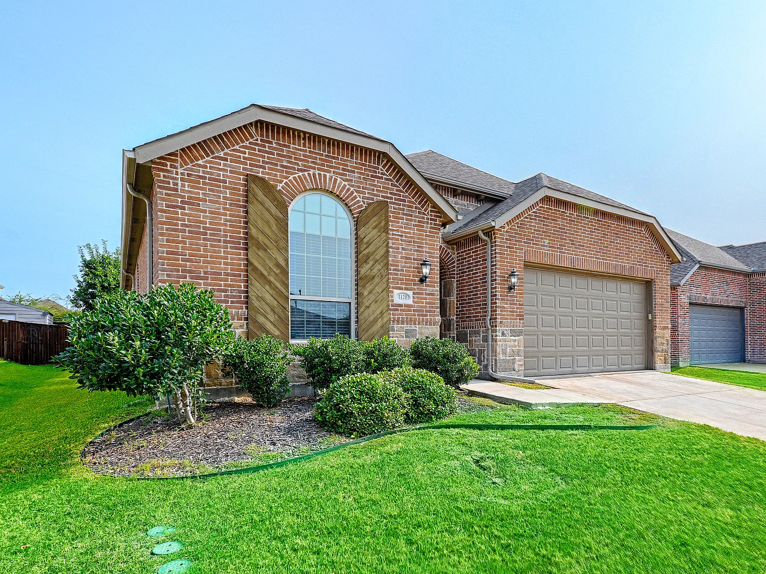 1120 Sheldon Dr — Photo 2