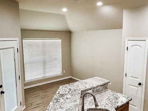 5th image of 1301 E Pecan Ave
