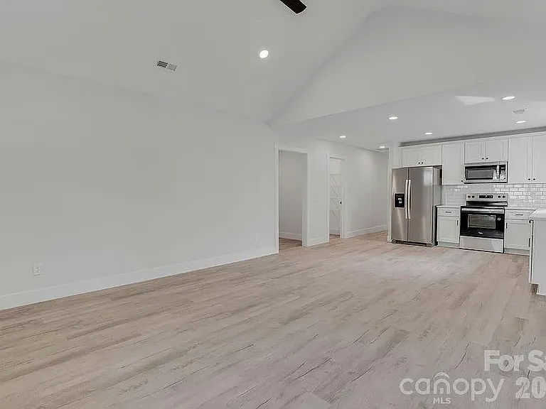 1120 Rosehill Dr — Photo 17