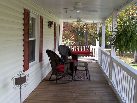 Large front porch/chairswing
