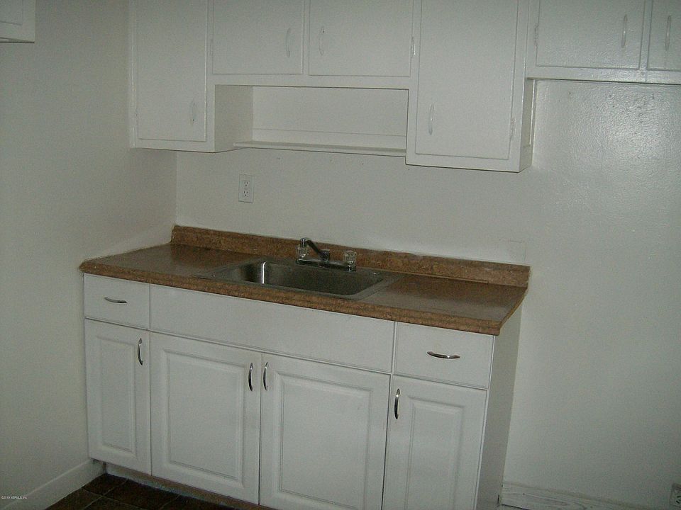 2nd image of 69 W 45th St