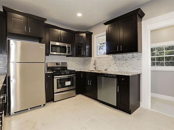 2nd image of 82 Clerk St