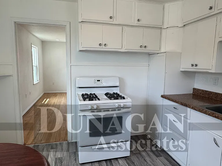 705 N Elm St — Photo 3