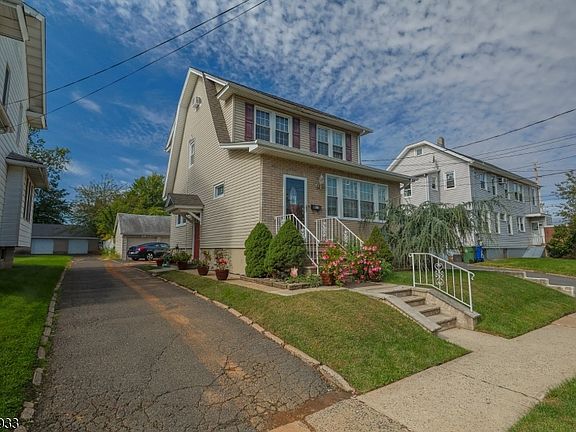 2nd image of 925 Summit Street