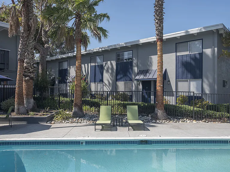 Monterey Townhouse — Photo 38