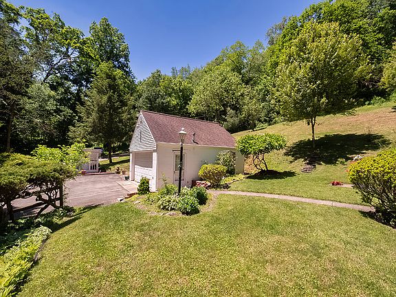 4th image of 2951 Phillips Dr