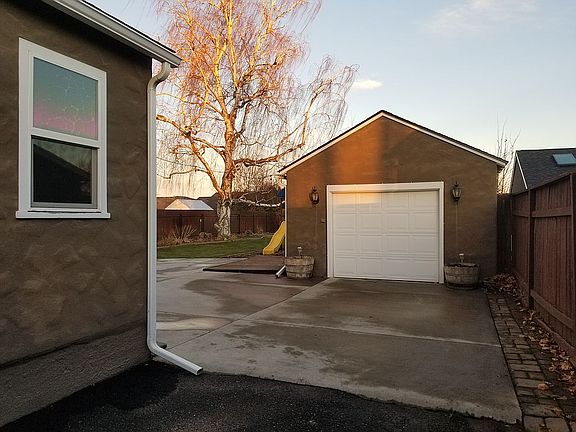 2nd image of 2421 Plaza Way