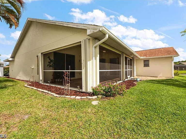 9241 Bramble Ct — Photo 3