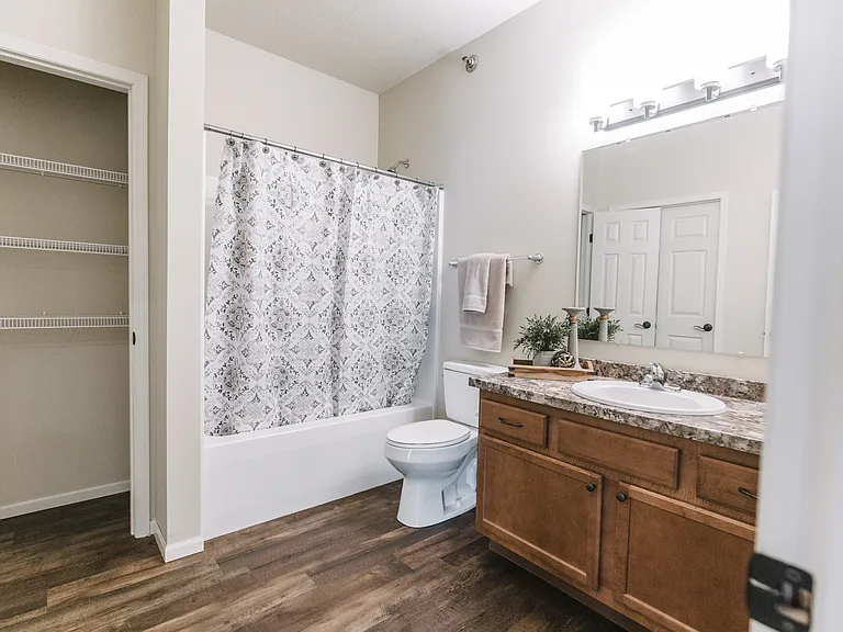 Lakewood Crossing Apartments — Photo 17