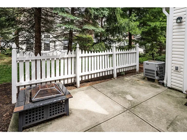 5390 Crossing Ln #5390 — Photo 13