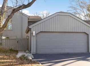 371 Shoreline Rd, Lake Barrington, IL 60010