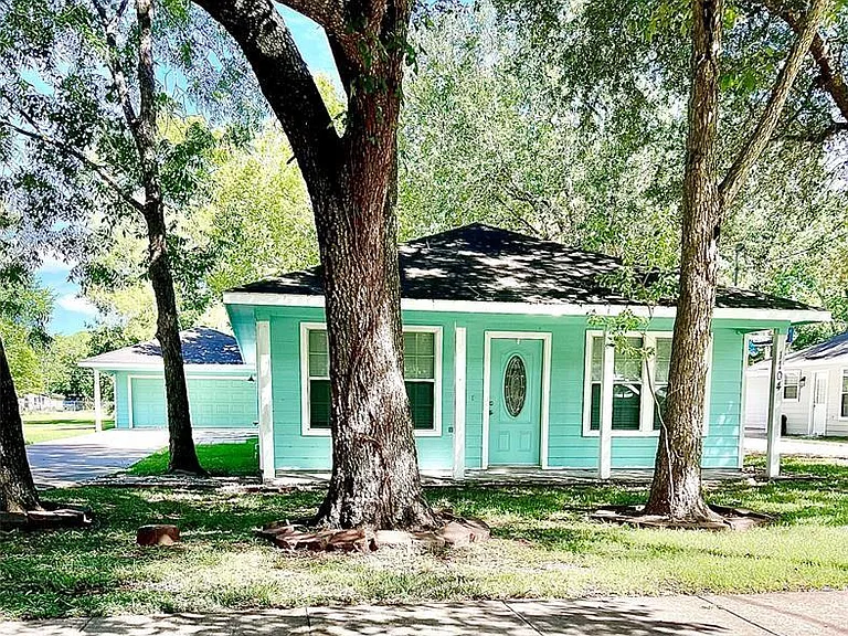 1104 E Walker St — Photo 1