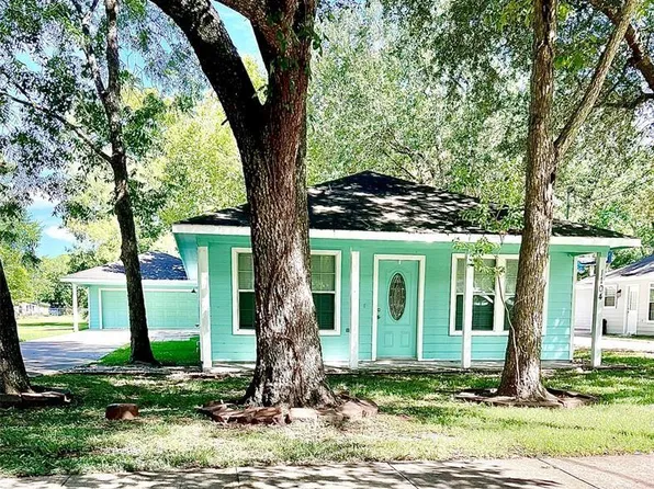 1104 E Walker St, League City, TX 77573