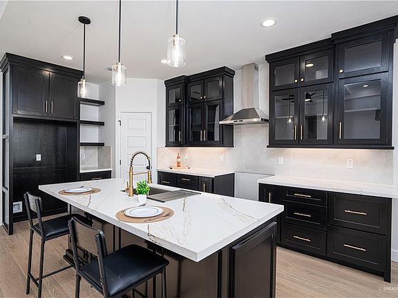 5th image of 1706 Foxtail St
