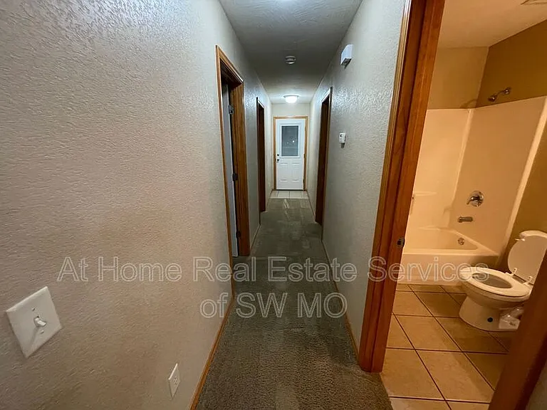 933 N Madison Ave — Photo 3