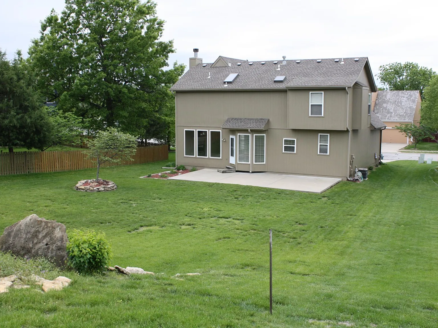 3 bed, 2.5 bath, 1850 sqft, $2,700 — Photo 2