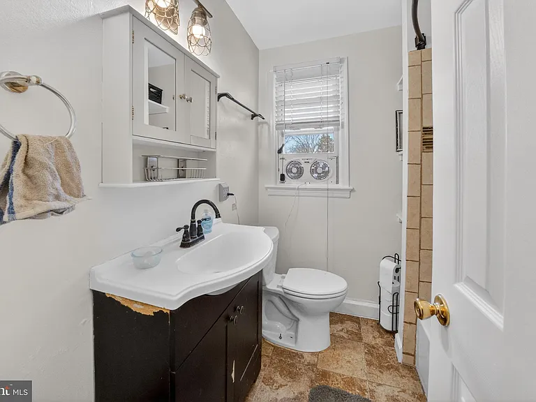 4409 Polk St NE — Photo 8