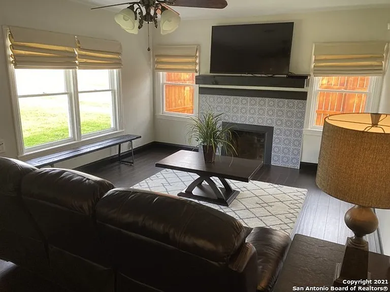 2102 W Mistletoe Ave — Photo 4