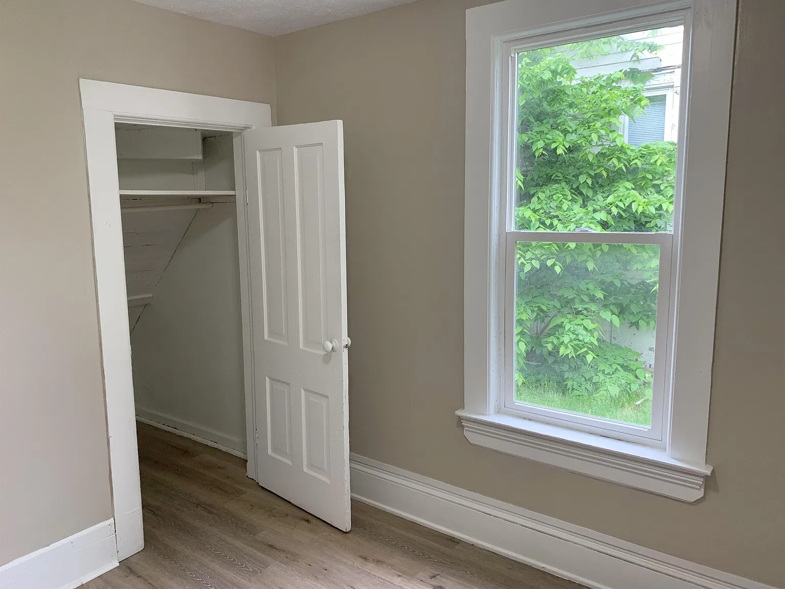 1031 Benton St — Photo 2