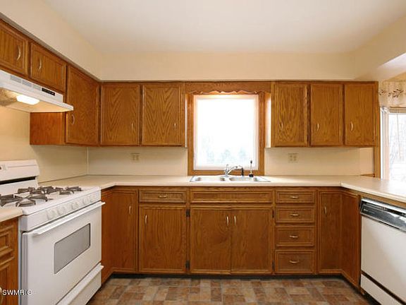 4th image of 9485 S Cedar Dr