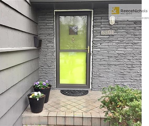 Spacious and sleek updated home in Indian Fields in the SM East area!