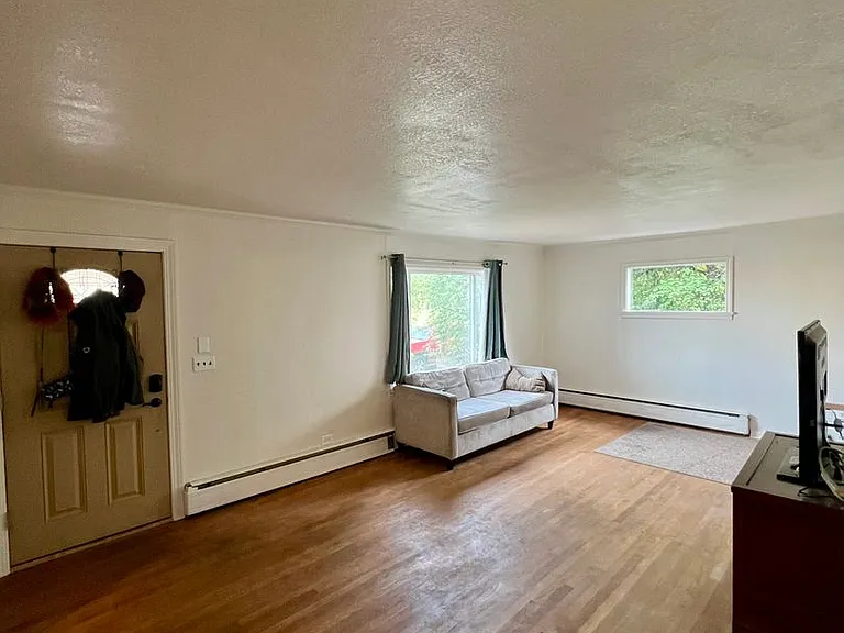 209 2nd Ave — Photo 3