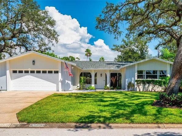 10221 Bay Hills Dr, Largo, FL 33774