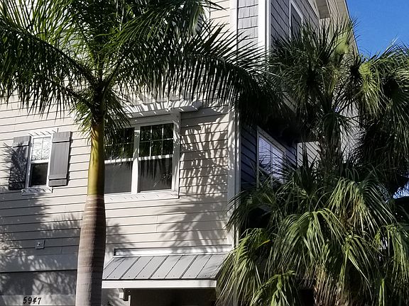 End unit w/windows galore!  