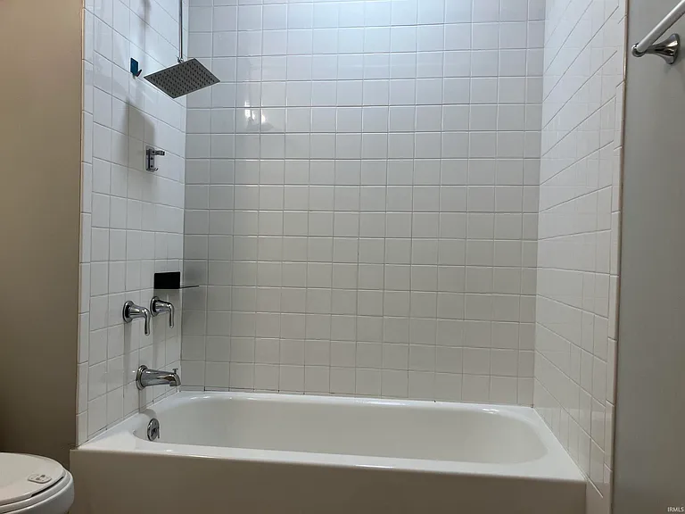 900 S Saint James Blvd — Photo 14