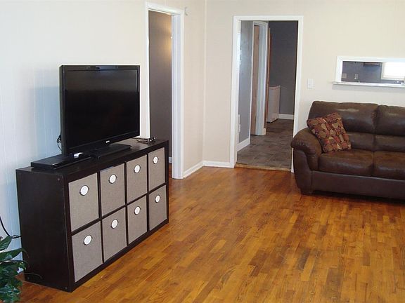4th image of 410 N Freeborn St