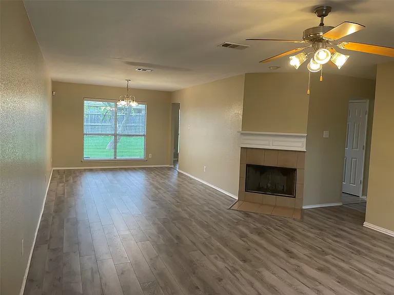 1210 Antoinette Dr — Photo 3