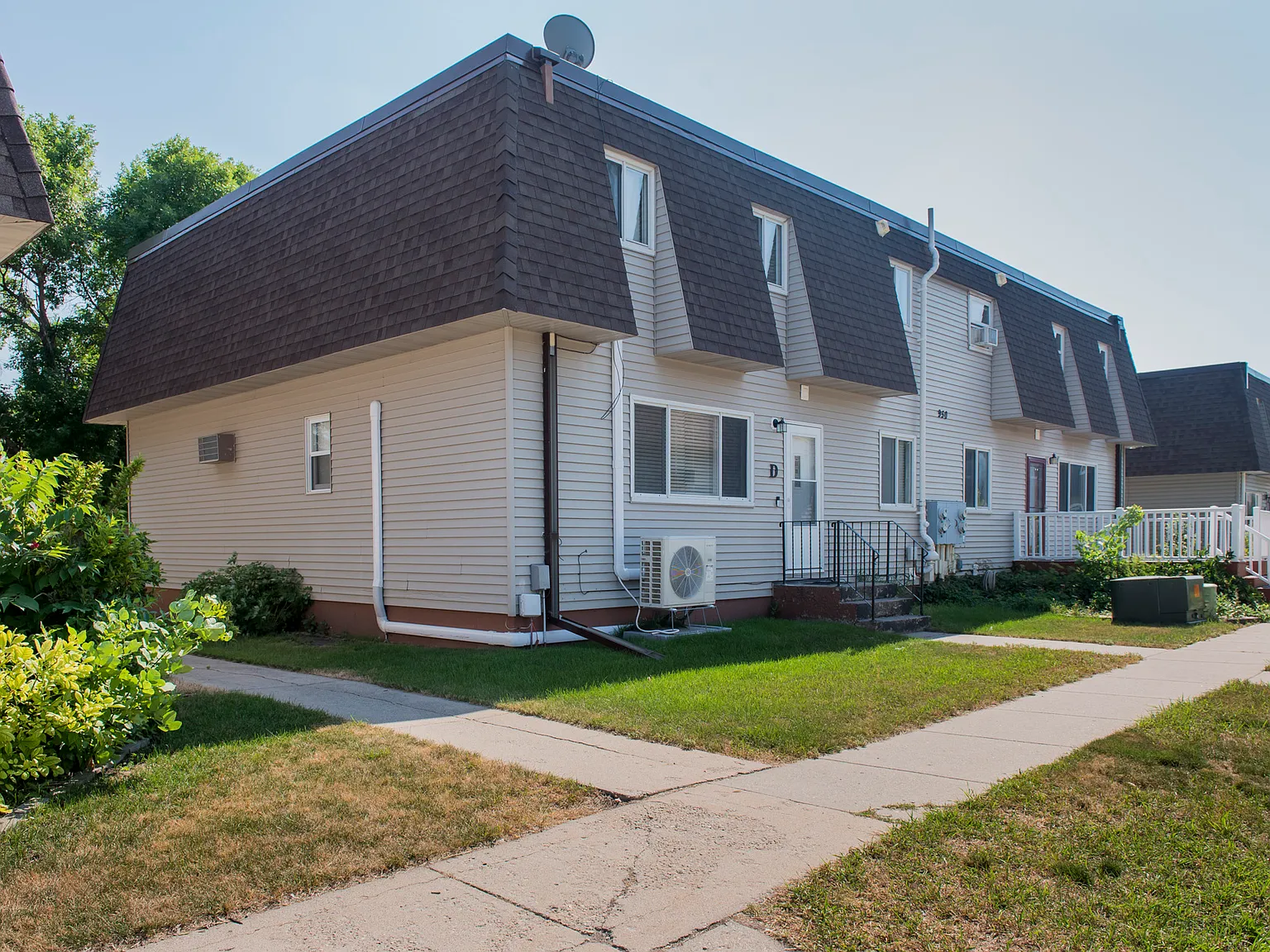 3 bed, 1.5 bath, 1632 sqft, $1,550 — Photo 1