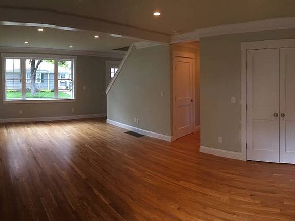 3rd image of 5 Carlton Dr