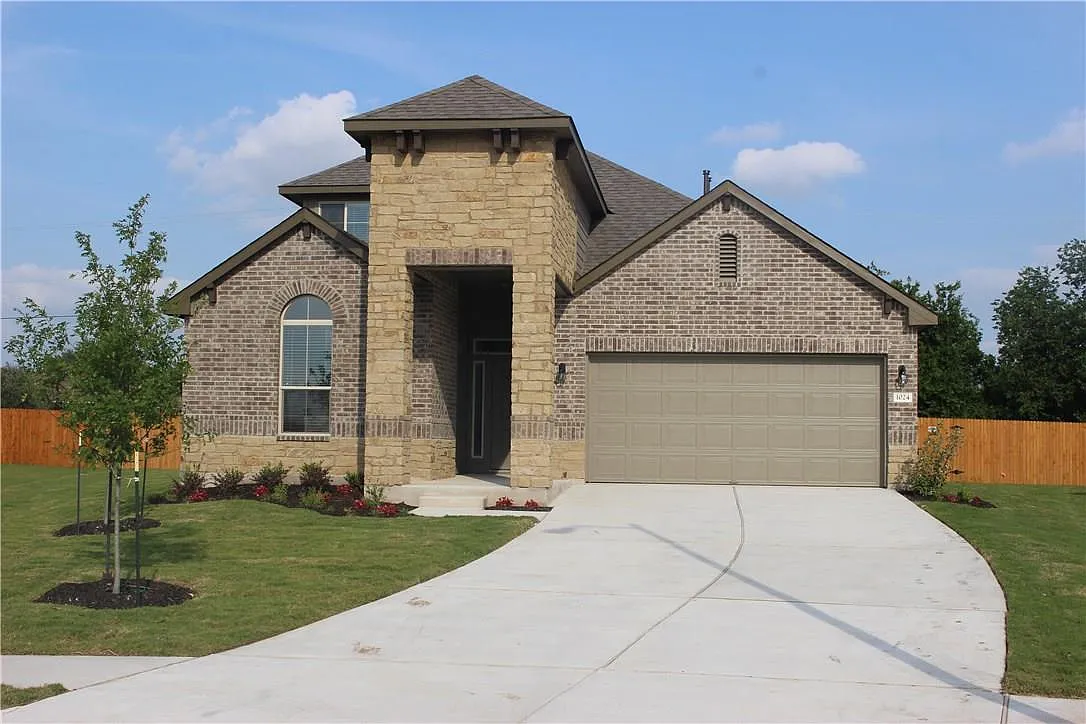 4 bed, 3.0 bath, 2606 sqft, $2,850 — Photo 1