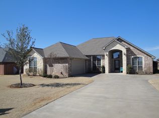 905 Winding Rd, Granbury, TX 76049