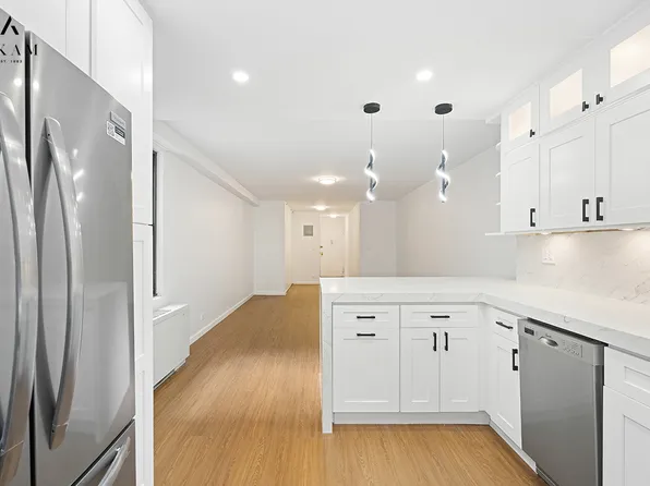 305 East 40th Street image 4 of 14