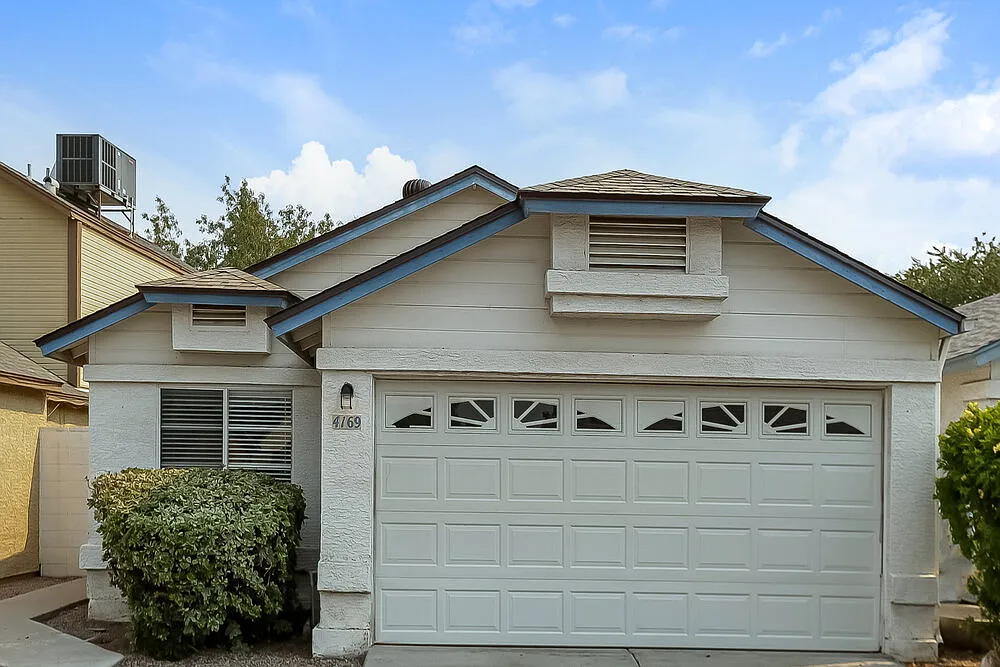 3 bed, 2.0 bath, 1200 sqft, $1,940 — Photo 1