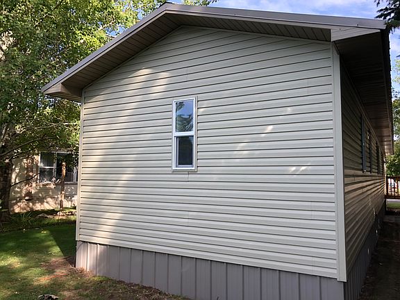 4th image of 211 Holly St