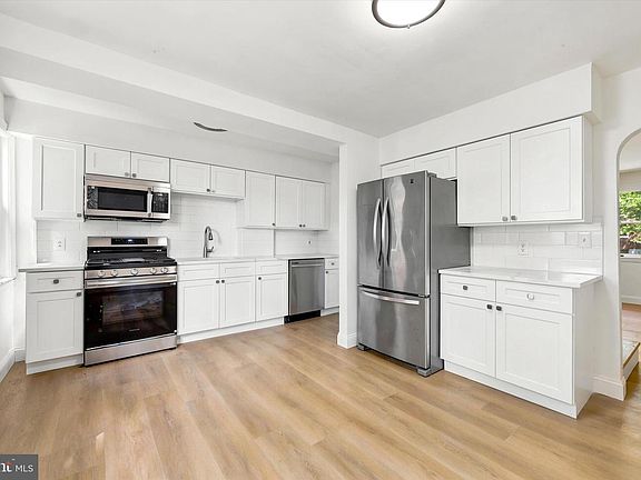 4th image of 930 Dover Ave