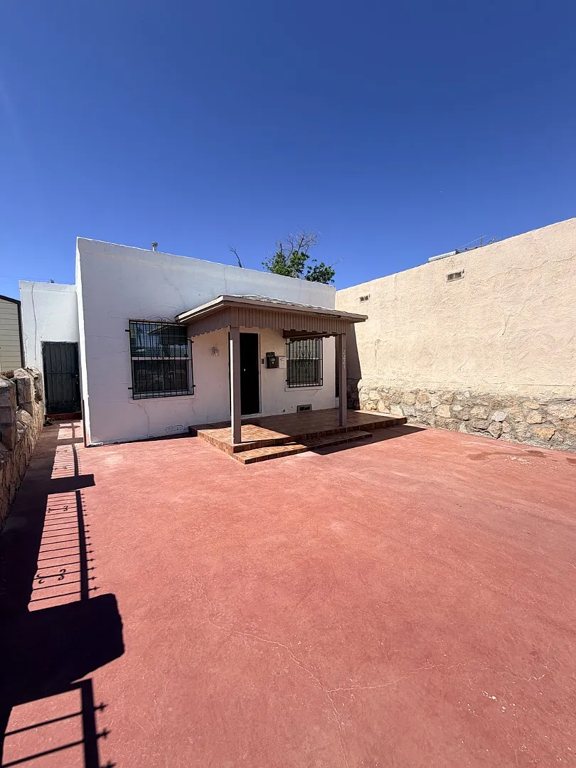 2221 Bassett Ave - Unit A — Photo 1