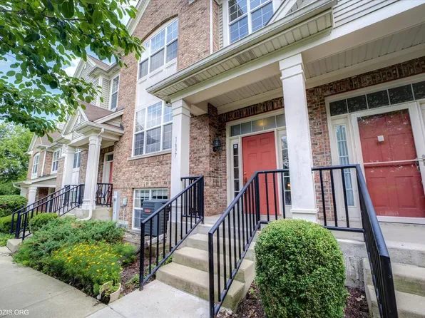 1697 Deer Pointe Dr, South Elgin, IL 60177