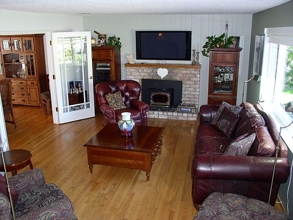 Living room w/fireplace