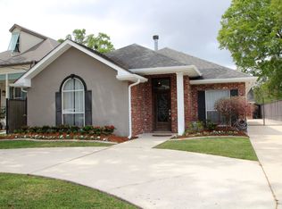 570 Colonial Club Dr, Harahan, LA 70123