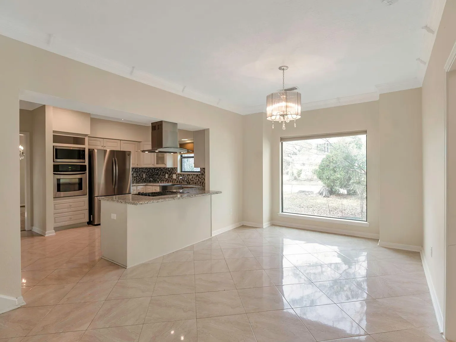 4 bed, 3.5 bath, 4513 sqft, $4,200 — Photo 3