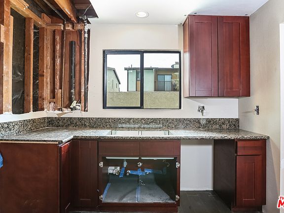 5th image of 14336 Yukon Ave
